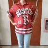 Chemise oversize imprimée Boston. Chemise oversize imprimée Coupe ample et fluide Manches courtes Fermeture boutons Détails étoiles sur le col Imprimé "Boston" devant Grand motif fleurs smiley au dos Coloris disponible : kaki, corail, bleu Taille unique (convient du 36 au 44) Longueur 65 cm Style bohème, rétro et streetwear Disponible en boutique et en ligne Livraison gratuite en France et en Belgique Retrait possible en boutique Les Curiosités Composition : 100% polyester