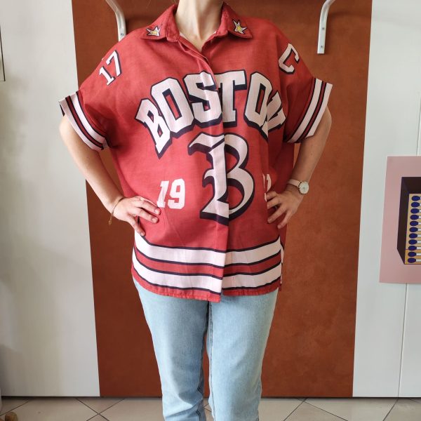 Chemise oversize imprimée Boston. Chemise oversize imprimée Coupe ample et fluide Manches courtes Fermeture boutons Détails étoiles sur le col Imprimé "Boston" devant Grand motif fleurs smiley au dos Coloris disponible : kaki, corail, bleu Taille unique (convient du 36 au 44) Longueur 65 cm Style bohème, rétro et streetwear Disponible en boutique et en ligne Livraison gratuite en France et en Belgique Retrait possible en boutique Les Curiosités Composition : 100% polyester