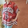 Chemise oversize imprimée Boston. Chemise oversize imprimée Coupe ample et fluide Manches courtes Fermeture boutons Détails étoiles sur le col Imprimé "Boston" devant Grand motif fleurs smiley au dos Coloris disponible : kaki, corail, bleu Taille unique (convient du 36 au 44) Longueur 65 cm Style bohème, rétro et streetwear Disponible en boutique et en ligne Livraison gratuite en France et en Belgique Retrait possible en boutique Les Curiosités Composition : 100% polyester