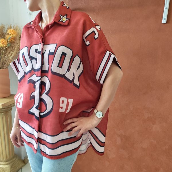 Chemise oversize imprimée Boston. Chemise oversize imprimée Coupe ample et fluide Manches courtes Fermeture boutons Détails étoiles sur le col Imprimé "Boston" devant Grand motif fleurs smiley au dos Coloris disponible : kaki, corail, bleu Taille unique (convient du 36 au 44) Longueur 65 cm Style bohème, rétro et streetwear Disponible en boutique et en ligne Livraison gratuite en France et en Belgique Retrait possible en boutique Les Curiosités Composition : 100% polyester