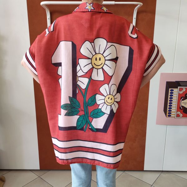 Chemise oversize imprimée Boston. Chemise oversize imprimée Coupe ample et fluide Manches courtes Fermeture boutons Détails étoiles sur le col Imprimé "Boston" devant Grand motif fleurs smiley au dos Coloris disponible : kaki, corail, bleu Taille unique (convient du 36 au 44) Longueur 65 cm Style bohème, rétro et streetwear Disponible en boutique et en ligne Livraison gratuite en France et en Belgique Retrait possible en boutique Les Curiosités Composition : 100% polyester