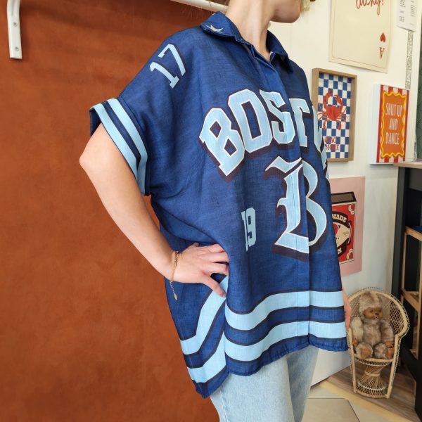 Chemise oversize imprimée Boston. Chemise oversize imprimée Coupe ample et fluide Manches courtes Fermeture boutons Détails étoiles sur le col Imprimé "Boston" devant Grand motif fleurs smiley au dos Coloris disponible : kaki, corail, bleu Taille unique (convient du 36 au 44) Longueur 65 cm Style bohème, rétro et streetwear Disponible en boutique et en ligne Livraison gratuite en France et en Belgique Retrait possible en boutique Les Curiosités Composition : 100% polyester