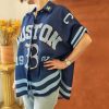 Chemise oversize imprimée Boston. Chemise oversize imprimée Coupe ample et fluide Manches courtes Fermeture boutons Détails étoiles sur le col Imprimé "Boston" devant Grand motif fleurs smiley au dos Coloris disponible : kaki, corail, bleu Taille unique (convient du 36 au 44) Longueur 65 cm Style bohème, rétro et streetwear Disponible en boutique et en ligne Livraison gratuite en France et en Belgique Retrait possible en boutique Les Curiosités Composition : 100% polyester