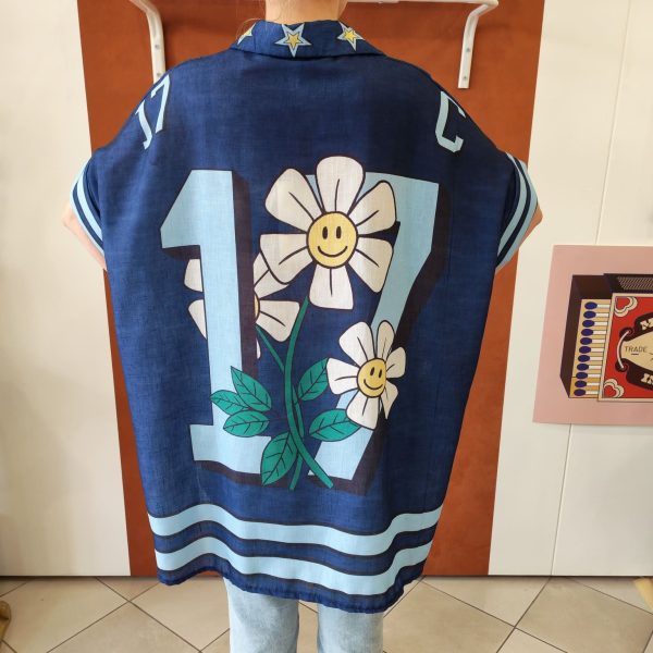 Chemise oversize imprimée Boston. Chemise oversize imprimée Coupe ample et fluide Manches courtes Fermeture boutons Détails étoiles sur le col Imprimé "Boston" devant Grand motif fleurs smiley au dos Coloris disponible : kaki, corail, bleu Taille unique (convient du 36 au 44) Longueur 65 cm Style bohème, rétro et streetwear Disponible en boutique et en ligne Livraison gratuite en France et en Belgique Retrait possible en boutique Les Curiosités Composition : 100% polyester