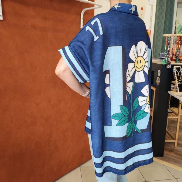 Chemise oversize imprimée Boston. Chemise oversize imprimée Coupe ample et fluide Manches courtes Fermeture boutons Détails étoiles sur le col Imprimé "Boston" devant Grand motif fleurs smiley au dos Coloris disponible : kaki, corail, bleu Taille unique (convient du 36 au 44) Longueur 65 cm Style bohème, rétro et streetwear Disponible en boutique et en ligne Livraison gratuite en France et en Belgique Retrait possible en boutique Les Curiosités Composition : 100% polyester