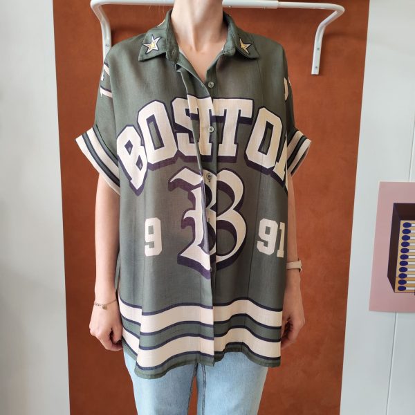 Chemise oversize imprimée Boston. Chemise oversize imprimée Coupe ample et fluide Manches courtes Fermeture boutons Détails étoiles sur le col Imprimé "Boston" devant Grand motif fleurs smiley au dos Coloris disponible : kaki, corail, bleu Taille unique (convient du 36 au 44) Longueur 65 cm Style bohème, rétro et streetwear Disponible en boutique et en ligne Livraison gratuite en France et en Belgique Retrait possible en boutique Les Curiosités Composition : 100% polyester