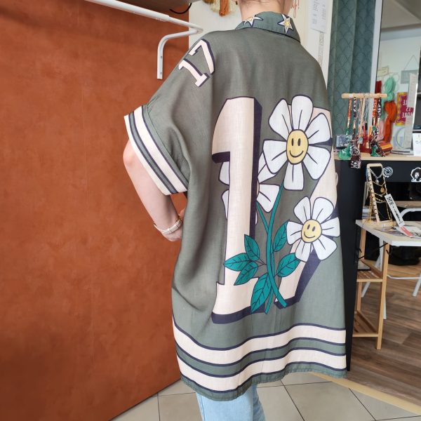 Chemise oversize imprimée Boston. Chemise oversize imprimée Coupe ample et fluide Manches courtes Fermeture boutons Détails étoiles sur le col Imprimé "Boston" devant Grand motif fleurs smiley au dos Coloris disponible : kaki, corail, bleu Taille unique (convient du 36 au 44) Longueur 65 cm Style bohème, rétro et streetwear Disponible en boutique et en ligne Livraison gratuite en France et en Belgique Retrait possible en boutique Les Curiosités Composition : 100% polyester