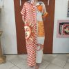 Robe chemise imprimée Frida. Robe chemise Coupe fluide Matière légère et agréable Manches courtes Fermeture boutonnée Taille unique (convient du 36 au 46) Imprimé artistique Frida et motifs colorés Disponible en boutique et en ligne Livraison gratuite en France et en Belgique Retrait possible en boutique Les Curiosités Composition : 50% viscose, 30% polyester, 20% lin