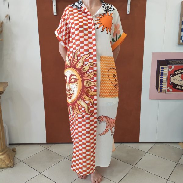 Robe chemise imprimée Frida. Robe chemise Coupe fluide Matière légère et agréable Manches courtes Fermeture boutonnée Taille unique (convient du 36 au 46) Imprimé artistique Frida et motifs colorés Disponible en boutique et en ligne Livraison gratuite en France et en Belgique Retrait possible en boutique Les Curiosités Composition : 50% viscose, 30% polyester, 20% lin