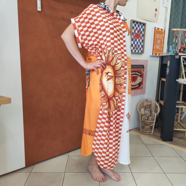 Robe chemise imprimée Frida. Robe chemise Coupe fluide Matière légère et agréable Manches courtes Fermeture boutonnée Taille unique (convient du 36 au 46) Imprimé artistique Frida et motifs colorés Disponible en boutique et en ligne Livraison gratuite en France et en Belgique Retrait possible en boutique Les Curiosités Composition : 50% viscose, 30% polyester, 20% lin