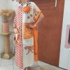 Robe chemise imprimée Frida. Robe chemise Coupe fluide Matière légère et agréable Manches courtes Fermeture boutonnée Taille unique (convient du 36 au 46) Imprimé artistique Frida et motifs colorés Disponible en boutique et en ligne Livraison gratuite en France et en Belgique Retrait possible en boutique Les Curiosités Composition : 50% viscose, 30% polyester, 20% lin