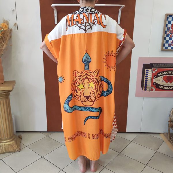 Robe chemise imprimée Frida. Robe chemise Coupe fluide Matière légère et agréable Manches courtes Fermeture boutonnée Taille unique (convient du 36 au 46) Imprimé artistique Frida et motifs colorés Disponible en boutique et en ligne Livraison gratuite en France et en Belgique Retrait possible en boutique Les Curiosités Composition : 50% viscose, 30% polyester, 20% lin