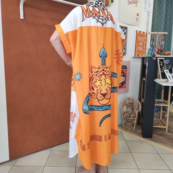 Robe chemise imprimée Frida. Robe chemise Coupe fluide Matière légère et agréable Manches courtes Fermeture boutonnée Taille unique (convient du 36 au 46) Imprimé artistique Frida et motifs colorés Disponible en boutique et en ligne Livraison gratuite en France et en Belgique Retrait possible en boutique Les Curiosités Composition : 50% viscose, 30% polyester, 20% lin