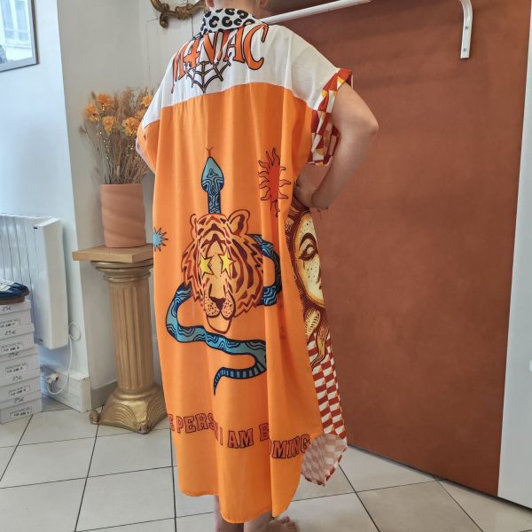 Robe chemise imprimée Frida. Robe chemise Coupe fluide Matière légère et agréable Manches courtes Fermeture boutonnée Taille unique (convient du 36 au 46) Imprimé artistique Frida et motifs colorés Disponible en boutique et en ligne Livraison gratuite en France et en Belgique Retrait possible en boutique Les Curiosités Composition : 50% viscose, 30% polyester, 20% lin