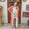 Robe chemise imprimée Frida. Robe chemise Coupe fluide Matière légère et agréable Manches courtes Fermeture boutonnée Taille unique (convient du 36 au 46) Imprimé artistique Frida et motifs colorés Disponible en boutique et en ligne Livraison gratuite en France et en Belgique Retrait possible en boutique Les Curiosités Composition : 50% viscose, 30% polyester, 20% lin