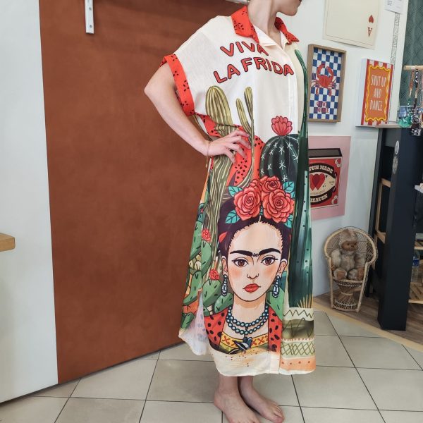 Robe chemise imprimée Frida. Robe chemise Coupe fluide Matière légère et agréable Manches courtes Fermeture boutonnée Taille unique (convient du 36 au 46) Imprimé artistique Frida et motifs colorés Disponible en boutique et en ligne Livraison gratuite en France et en Belgique Retrait possible en boutique Les Curiosités Composition : 50% viscose, 30% polyester, 20% lin