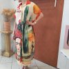 Robe chemise imprimée Frida. Robe chemise Coupe fluide Matière légère et agréable Manches courtes Fermeture boutonnée Taille unique (convient du 36 au 46) Imprimé artistique Frida et motifs colorés Disponible en boutique et en ligne Livraison gratuite en France et en Belgique Retrait possible en boutique Les Curiosités Composition : 50% viscose, 30% polyester, 20% lin