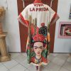 Robe chemise imprimée Frida. Robe chemise Coupe fluide Matière légère et agréable Manches courtes Fermeture boutonnée Taille unique (convient du 36 au 46) Imprimé artistique Frida et motifs colorés Disponible en boutique et en ligne Livraison gratuite en France et en Belgique Retrait possible en boutique Les Curiosités Composition : 50% viscose, 30% polyester, 20% lin
