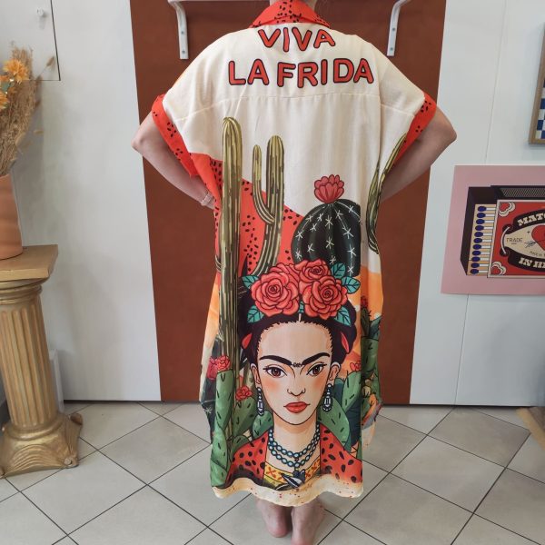Robe chemise imprimée Frida. Robe chemise Coupe fluide Matière légère et agréable Manches courtes Fermeture boutonnée Taille unique (convient du 36 au 46) Imprimé artistique Frida et motifs colorés Disponible en boutique et en ligne Livraison gratuite en France et en Belgique Retrait possible en boutique Les Curiosités Composition : 50% viscose, 30% polyester, 20% lin