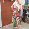 Robe chemise imprimée Frida. Robe chemise Coupe fluide Matière légère et agréable Manches courtes Fermeture boutonnée Taille unique (convient du 36 au 46) Imprimé artistique Frida et motifs colorés Disponible en boutique et en ligne Livraison gratuite en France et en Belgique Retrait possible en boutique Les Curiosités Composition : 50% viscose, 30% polyester, 20% lin