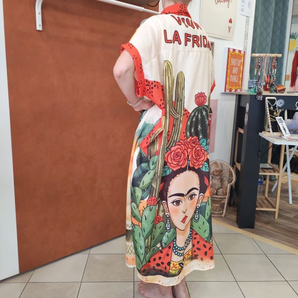 Robe chemise imprimée Frida. Robe chemise Coupe fluide Matière légère et agréable Manches courtes Fermeture boutonnée Taille unique (convient du 36 au 46) Imprimé artistique Frida et motifs colorés Disponible en boutique et en ligne Livraison gratuite en France et en Belgique Retrait possible en boutique Les Curiosités Composition : 50% viscose, 30% polyester, 20% lin