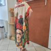 Robe chemise imprimée Frida. Robe chemise Coupe fluide Matière légère et agréable Manches courtes Fermeture boutonnée Taille unique (convient du 36 au 46) Imprimé artistique Frida et motifs colorés Disponible en boutique et en ligne Livraison gratuite en France et en Belgique Retrait possible en boutique Les Curiosités Composition : 50% viscose, 30% polyester, 20% lin