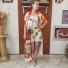 Robe chemise imprimée Frida. Robe chemise Coupe fluide Matière légère et agréable Manches courtes Fermeture boutonnée Taille unique (convient du 36 au 46) Imprimé artistique Frida et motifs colorés Disponible en boutique et en ligne Livraison gratuite en France et en Belgique Retrait possible en boutique Les Curiosités Composition : 50% viscose, 30% polyester, 20% lin