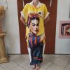Robe chemise imprimée Frida. Robe chemise Coupe fluide Matière légère et agréable Manches courtes Fermeture boutonnée Taille unique (convient du 36 au 46) Imprimé artistique Frida et motifs colorés Disponible en boutique et en ligne Livraison gratuite en France et en Belgique Retrait possible en boutique Les Curiosités Composition : 50% viscose, 30% polyester, 20% lin