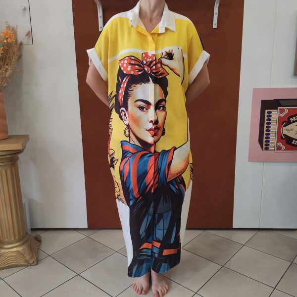 Robe chemise imprimée Frida. Robe chemise Coupe fluide Matière légère et agréable Manches courtes Fermeture boutonnée Taille unique (convient du 36 au 46) Imprimé artistique Frida et motifs colorés Disponible en boutique et en ligne Livraison gratuite en France et en Belgique Retrait possible en boutique Les Curiosités Composition : 50% viscose, 30% polyester, 20% lin