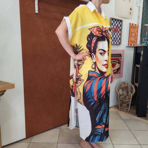 Robe chemise imprimée Frida. Robe chemise Coupe fluide Matière légère et agréable Manches courtes Fermeture boutonnée Taille unique (convient du 36 au 46) Imprimé artistique Frida et motifs colorés Disponible en boutique et en ligne Livraison gratuite en France et en Belgique Retrait possible en boutique Les Curiosités Composition : 50% viscose, 30% polyester, 20% lin