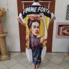 Robe chemise imprimée Frida. Robe chemise Coupe fluide Matière légère et agréable Manches courtes Fermeture boutonnée Taille unique (convient du 36 au 46) Imprimé artistique Frida et motifs colorés Disponible en boutique et en ligne Livraison gratuite en France et en Belgique Retrait possible en boutique Les Curiosités Composition : 50% viscose, 30% polyester, 20% lin