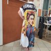 Robe chemise imprimée Frida. Robe chemise Coupe fluide Matière légère et agréable Manches courtes Fermeture boutonnée Taille unique (convient du 36 au 46) Imprimé artistique Frida et motifs colorés Disponible en boutique et en ligne Livraison gratuite en France et en Belgique Retrait possible en boutique Les Curiosités Composition : 50% viscose, 30% polyester, 20% lin