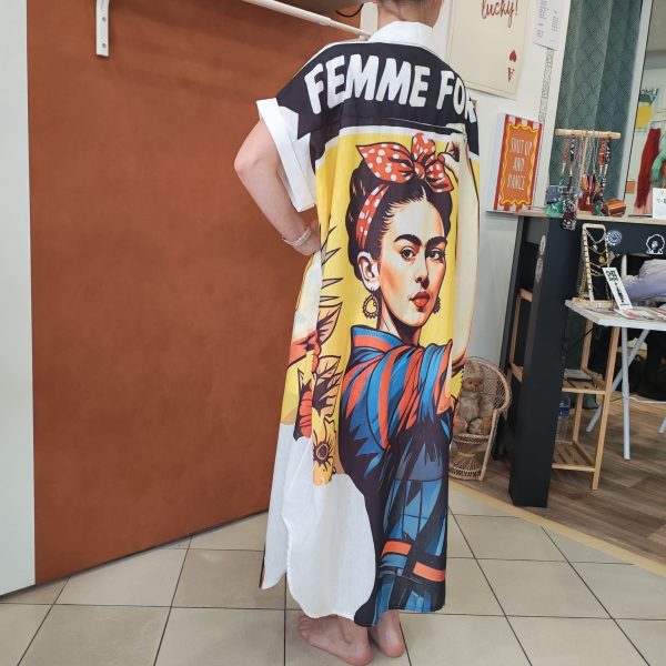 Robe chemise imprimée Frida. Robe chemise Coupe fluide Matière légère et agréable Manches courtes Fermeture boutonnée Taille unique (convient du 36 au 46) Imprimé artistique Frida et motifs colorés Disponible en boutique et en ligne Livraison gratuite en France et en Belgique Retrait possible en boutique Les Curiosités Composition : 50% viscose, 30% polyester, 20% lin