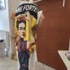 Robe chemise imprimée Frida. Robe chemise Coupe fluide Matière légère et agréable Manches courtes Fermeture boutonnée Taille unique (convient du 36 au 46) Imprimé artistique Frida et motifs colorés Disponible en boutique et en ligne Livraison gratuite en France et en Belgique Retrait possible en boutique Les Curiosités Composition : 50% viscose, 30% polyester, 20% lin