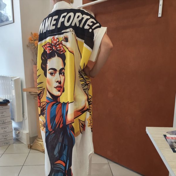 Robe chemise imprimée Frida. Robe chemise Coupe fluide Matière légère et agréable Manches courtes Fermeture boutonnée Taille unique (convient du 36 au 46) Imprimé artistique Frida et motifs colorés Disponible en boutique et en ligne Livraison gratuite en France et en Belgique Retrait possible en boutique Les Curiosités Composition : 50% viscose, 30% polyester, 20% lin