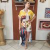 Robe chemise imprimée Frida. Robe chemise Coupe fluide Matière légère et agréable Manches courtes Fermeture boutonnée Taille unique (convient du 36 au 46) Imprimé artistique Frida et motifs colorés Disponible en boutique et en ligne Livraison gratuite en France et en Belgique Retrait possible en boutique Les Curiosités Composition : 50% viscose, 30% polyester, 20% lin