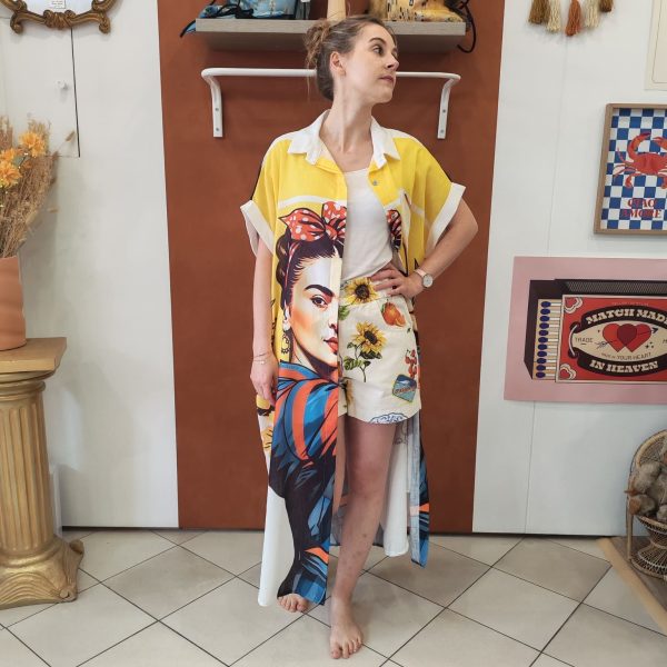 Robe chemise imprimée Frida. Robe chemise Coupe fluide Matière légère et agréable Manches courtes Fermeture boutonnée Taille unique (convient du 36 au 46) Imprimé artistique Frida et motifs colorés Disponible en boutique et en ligne Livraison gratuite en France et en Belgique Retrait possible en boutique Les Curiosités Composition : 50% viscose, 30% polyester, 20% lin