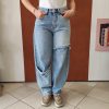 Jean balloon destroy clair Jeans Mademoiselle Hélène Jean baloon destroy clair. Coupe baloon Style jean destroy Taille haute Coupe ample et structurée Coloris bleu denim clair Détails déchirés sur les jambes 2 poches avant, 2 poches arrière Fermeture bouton et zip Denim confortable Style casual & streetwear Facile à associer avec baskets, boots ou talons Disponible en boutique et en ligne Livraison gratuite en France et en Belgique Retrait possible en boutique Les Curiosités Composition : 63% coton, 35% polyester, 2% elastan