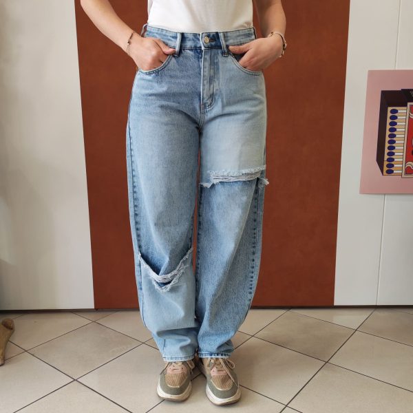 Jean balloon destroy clair Jeans Mademoiselle Hélène Jean baloon destroy clair. Coupe baloon Style jean destroy Taille haute Coupe ample et structurée Coloris bleu denim clair Détails déchirés sur les jambes 2 poches avant, 2 poches arrière Fermeture bouton et zip Denim confortable Style casual & streetwear Facile à associer avec baskets, boots ou talons Disponible en boutique et en ligne Livraison gratuite en France et en Belgique Retrait possible en boutique Les Curiosités Composition : 63% coton, 35% polyester, 2% elastan