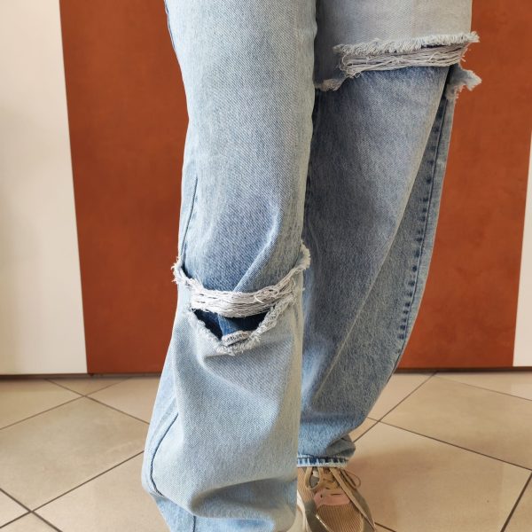 Jean balloon destroy clair Jeans Mademoiselle Hélène Jean baloon destroy clair. Coupe baloon Style jean destroy Taille haute Coupe ample et structurée Coloris bleu denim clair Détails déchirés sur les jambes 2 poches avant, 2 poches arrière Fermeture bouton et zip Denim confortable Style casual & streetwear Facile à associer avec baskets, boots ou talons Disponible en boutique et en ligne Livraison gratuite en France et en Belgique Retrait possible en boutique Les Curiosités Composition : 63% coton, 35% polyester, 2% elastan