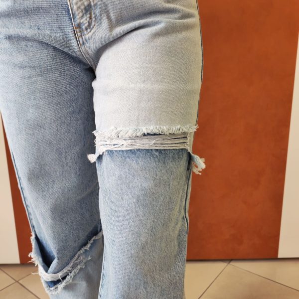 Jean balloon destroy clair Jeans Mademoiselle Hélène Jean baloon destroy clair. Coupe baloon Style jean destroy Taille haute Coupe ample et structurée Coloris bleu denim clair Détails déchirés sur les jambes 2 poches avant, 2 poches arrière Fermeture bouton et zip Denim confortable Style casual & streetwear Facile à associer avec baskets, boots ou talons Disponible en boutique et en ligne Livraison gratuite en France et en Belgique Retrait possible en boutique Les Curiosités Composition : 63% coton, 35% polyester, 2% elastan