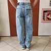 Jean balloon destroy clair Jeans Mademoiselle Hélène Jean baloon destroy clair. Coupe baloon Style jean destroy Taille haute Coupe ample et structurée Coloris bleu denim clair Détails déchirés sur les jambes 2 poches avant, 2 poches arrière Fermeture bouton et zip Denim confortable Style casual & streetwear Facile à associer avec baskets, boots ou talons Disponible en boutique et en ligne Livraison gratuite en France et en Belgique Retrait possible en boutique Les Curiosités Composition : 63% coton, 35% polyester, 2% elastan