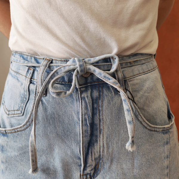 Bermuda barrel en jean. Coupe barrel Bermuda en jean Taille haute Coupe ample et confortable Coloris bleu denim clair Fermeture bouton et zip Lien à nouer à la taille 2 poches avant, 2 poches arrière Denim souple et agréable à porter Style casual & streetwear Facile à associer avec des baskets, boots ou sandales Disponible en boutique et en ligne Livraison gratuite en France et en Belgique Retrait possible en boutique Les Curiosités à Arras Composition : 70% coton, 29% tencel, 1% elastan