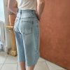 Bermuda barrel en jean. Coupe barrel Bermuda en jean Taille haute Coupe ample et confortable Coloris bleu denim clair Fermeture bouton et zip Lien à nouer à la taille 2 poches avant, 2 poches arrière Denim souple et agréable à porter Style casual & streetwear Facile à associer avec des baskets, boots ou sandales Disponible en boutique et en ligne Livraison gratuite en France et en Belgique Retrait possible en boutique Les Curiosités à Arras Composition : 70% coton, 29% tencel, 1% elastan