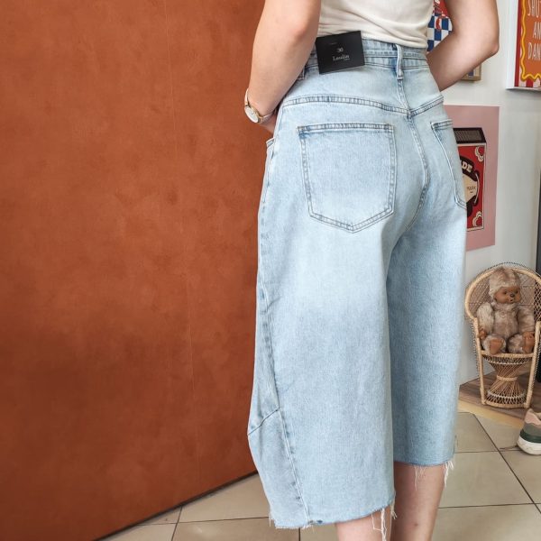 Bermuda barrel en jean. Coupe barrel Bermuda en jean Taille haute Coupe ample et confortable Coloris bleu denim clair Fermeture bouton et zip Lien à nouer à la taille 2 poches avant, 2 poches arrière Denim souple et agréable à porter Style casual & streetwear Facile à associer avec des baskets, boots ou sandales Disponible en boutique et en ligne Livraison gratuite en France et en Belgique Retrait possible en boutique Les Curiosités à Arras Composition : 70% coton, 29% tencel, 1% elastan