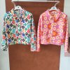 Veste fleurie rétro Hippocampe Blousons / Manteaux / Vestes Mademoiselle Hélène Veste fleurie rétro Hippocampe. Marque Hippocampe Fabrication française Imprimé floral multicolore Fermeture par boutons pressions Col chemise Poches sur le devant Coupe confortable et facile à porter Style rétro, vintage et bohème Disponible en 2 coloris Disponible du 36 au 44 Taille normalement Disponible en boutique Les Curiosités et sur la boutique en ligne Mademoiselle Hélène Livraison gratuite en France et en Belgique Retrait possible en boutique Les Curiosités à Arras Composition : 100% polyuréthane, doublure 100% polyester