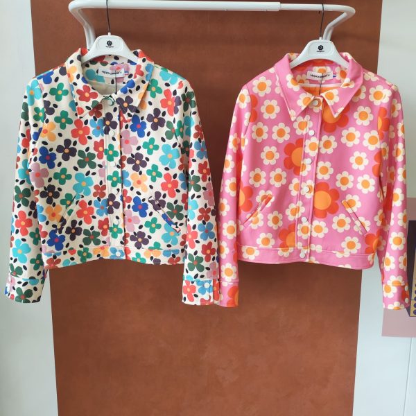 Veste fleurie rétro Hippocampe Blousons / Manteaux / Vestes Mademoiselle Hélène Veste fleurie rétro Hippocampe. Marque Hippocampe Fabrication française Imprimé floral multicolore Fermeture par boutons pressions Col chemise Poches sur le devant Coupe confortable et facile à porter Style rétro, vintage et bohème Disponible en 2 coloris Disponible du 36 au 44 Taille normalement Disponible en boutique Les Curiosités et sur la boutique en ligne Mademoiselle Hélène Livraison gratuite en France et en Belgique Retrait possible en boutique Les Curiosités à Arras Composition : 100% polyuréthane, doublure 100% polyester