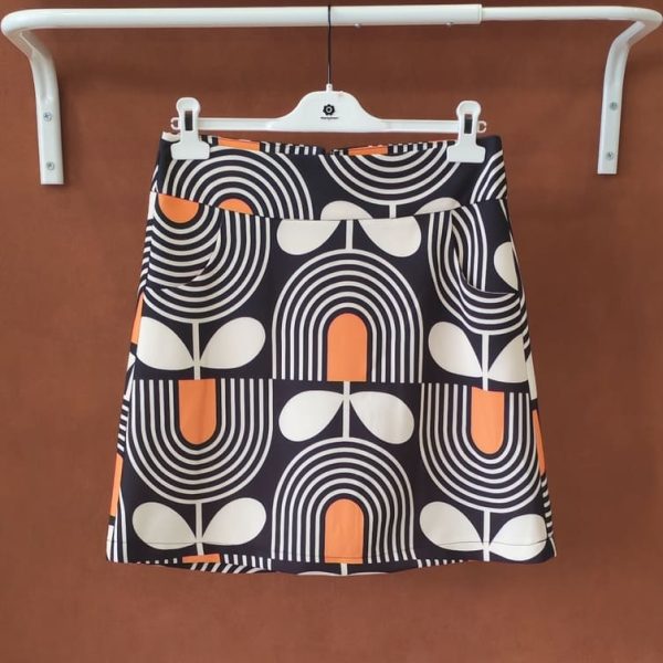 Jupe Hippocampe fabrication française Nouveautés Mademoiselle Hélène Jupe Hippocampe fabrication française. Jupe Hippocampe Fabrication française Motif artistique et coloré Coupe courte féminine Petite fermeture zip à l'arrière Matière confortable Style arty chic rétro Facile à associer Finitions soignées Taille normalement Disponible en boutique et en ligne Livraison gratuite en France et en Belgique Retrait possible en boutique Les Curiosités à Arras Composition : 95% polyester, 5% elastan