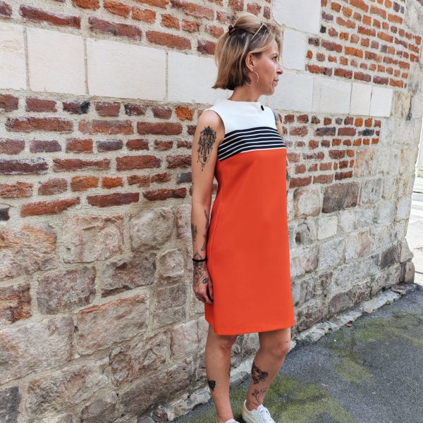 Robe Serena vintage chic Nouveautés Mademoiselle Hélène Robe Serena vintage chic. Marque Hippocampe Robe Serena Fabrication Française Robe sans manches Coupe fluide légèrement trapèze Détails rayures esprit marinière Fermeture zippée au dos Coloris vitaminés et modernes Style rétro chic inspiré des années 60 Disponible en orange ou vert Disponible du 36 au 44 Taille normalement Disponible en boutique et en ligne Livraison gratuite en France et en Belgique Retrait possible en boutique Les Curiosités Composition : 95% polyester, 5% elastane