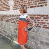 Robe Serena vintage chic Nouveautés Mademoiselle Hélène Robe Serena vintage chic. Marque Hippocampe Robe Serena Fabrication Française Robe sans manches Coupe fluide légèrement trapèze Détails rayures esprit marinière Fermeture zippée au dos Coloris vitaminés et modernes Style rétro chic inspiré des années 60 Disponible en orange ou vert Disponible du 36 au 44 Taille normalement Disponible en boutique et en ligne Livraison gratuite en France et en Belgique Retrait possible en boutique Les Curiosités Composition : 95% polyester, 5% elastane